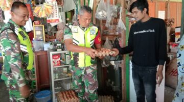 Babinsa Posramil Beutong Ateuh Banggalang Cek Harga Sembako di Pasar Tradisional