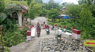 Manunggal Dengan Rakyat, Babinsa Koramil 0108-04/Babussalam Bantu Pembangunan Jalan Cor Beton Percepat Akses Warga
