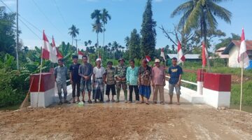 Sambut HUT Ke -81 RI, Babinsa Kodim 0108/Agara Ajak Warga Kibarkan Bendera Merah Putih