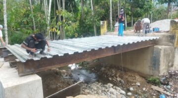 Babinsa dan Warga Kerja Sama Wujudkan Jembatan Gantung Perintis di Desa Kuta ujung