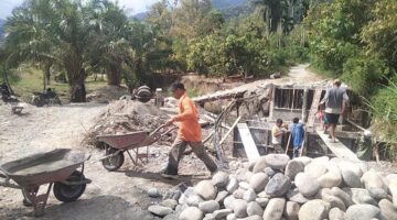Gotong Royong Tanpa Batas, Babinsa dan Warga Cor Jembatan Beton