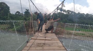 Jembatan Gantung Perintis Terus Kebut Pemasangan Papan Lantai Percepat Akses Warga