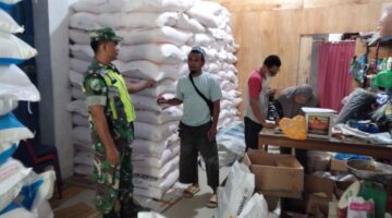 Babinsa Posramil Ketambe Cek Ketersediaan Pupuk Untuk Petani Di Wilayah Binaan