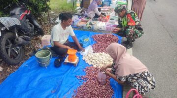 Babinsa Koramil Cek Harga Sembako di Pasar Tradisional