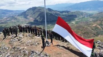 Prajurit Yonif TP 904/Gara Mata Tembus Medan Terjal Bawa Tiang 16 Meter, Berhasil Kibarkan Merah Putih di Puncak Deleng 7 Dayang 