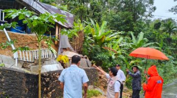 Ancam Rumah Warga BPBD Kabupaten Nias, Camat Ma’u Serta Pemdes Lasara Siwalubanua Tinjau Lokasi Longsor 