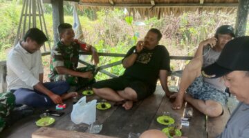 Babinsa Ngobrol Santai dengan Warga, Pererat Kebersamaan di Desa Binaan