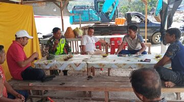 Serap Informasi Sambil Ngopi, Babinsa Posramil Beutong Ateuh Banggalang Komsos Di Warung Kopi