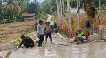 Anggota Satgas Jembatan Gantung Bersama Warga Cor Jalan Jembatan