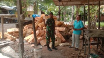 Babinsa Koramil 01/Kuala Kunjungi Pengrajin Sagu, Dukung UMKM Lokal di Desa Binaan