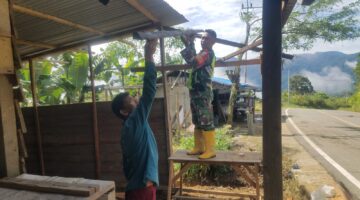 Babinsa Posramil Beutong Ateuh Banggalang Membantu masyarakat Membuat Kedai Di Desa Binaan
