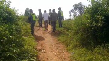 Babinsa Koramil 0108-03/Badar Laksanakan Patroli dan Sambang Warga, Cegah Karhutla dan Jaga Kondusivitas Lingkungan