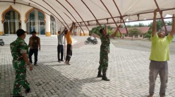 Anggota Koramil 01/Kuala Gotong Royong Pasang Tenda untuk Peringatan Maulid Nabi