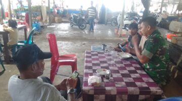 Tetap jalin Silaturahmi Babinsa Koramil 04 Beutong Berkomunikasi Sosial Dengan warga desa Binaannya