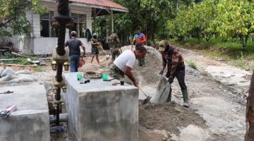 Anggota Satgas Jembatan Gantung Kodim 0108/Agara Bersama Warga Bahu Membahu Gali Perkuat Pondasi Jembatan