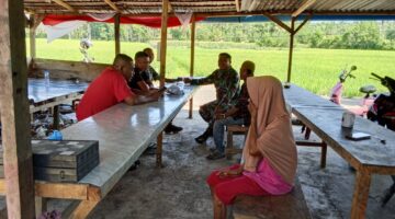 Bangun Komunikasi Yang Baik Babinsa Koramil 03/Senagan Timur Komsos Bersama Warga Di Desa Binaan 