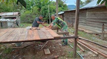Dorong Pertumbuhan Ekonomi Masyarakat, Babinsa Posramil Beutong Ateuh Banggalang Bantu Bangun Kios