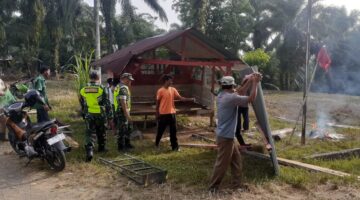 Babinsa Pos Ramil Tadu Raya Gotong Royong bersama warga di desa binaan