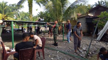 Babinsa Gunung Cut Gotong Royong Bersama Warga Pasang Teratak untuk Syukuran Desa Binaan