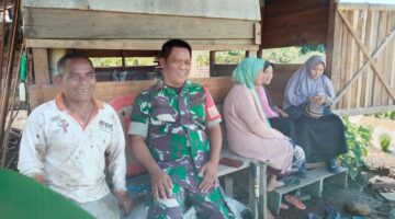 Babinsa Koramil 05 Darul Makmur Laksanakan Komsos, Ingatkan Warga Bahaya Membuka Lahan dengan Cara Dibakar