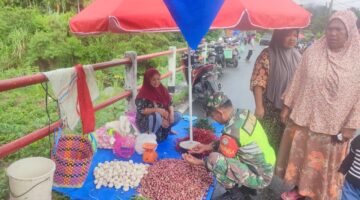 Babinsa Koramil Cek Harga Sembako di Pasar Tradisional Mingguan