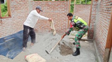 Indahnya Kebersamaan Babinsa Bantu Pembuatan Rumah Warga