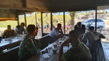 Babinsa Melaksanakan Kegiatan komunikasi sosial Bersama Masyarakat Di Warung kopi Di Desa Binaan