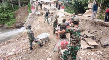 Sambut HUT ke-81 TNI, Kodim 0108/Agara Bersama Warga Masyarakat Gelar Karya Bhakti Perbaikan Jembatan