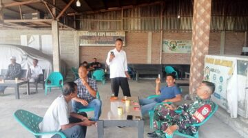 Babinsa Koramil 02/Seunagan Komsos Dengan Warga Tentang Bahaya Karhutla Di Desa Binaan