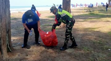 BABINSA GOTONG ROYONG MEMBERSIHKAN LINGKUNGAN PANTAI BERSAMA WARGA