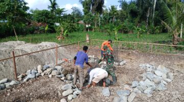 Babinsa Posramil Lawe Sumur Pantau Pekerjaan Pondasi KDKMP