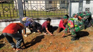 Babinsa koramil 04/Beutong Bergotong royong bersama Warga desa Binaan nya