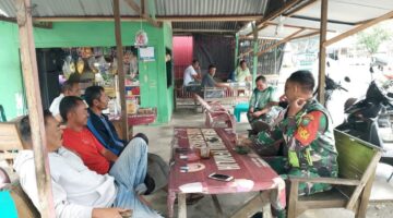 Jaga Kondusifitas Wilayah, Babinsa Koramil 01/Kuala Komsos Bahas Keamanan Desa Bersama Warga