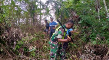Babinsa Posramil Beutong Ateuh Banggalang Bantu Bersihkan Lahan Pertanian Warga