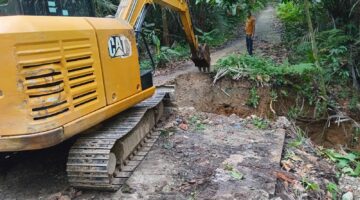 Wujudkan Harapan Masyarakat, Babinsa Dampingi Pekerjakan Alat Berat Gali Pondasi Jembatan Beton