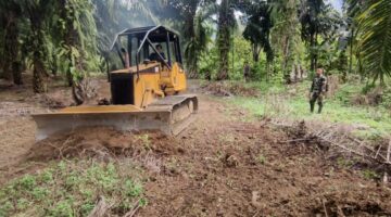 Anggota Satgas Pra Tmmd Ke 130 Kawal Alat Berat Buka Jalan