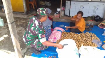 Babinsa Koramil 04 Beutong Kodim 0116/Nagan Raya Anjangsana ke Peukan tradisional