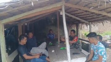 Pererat Hubungan, Babinsa Koramil 01/Kuala Komsos Bersama Pemuda Desa