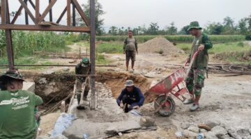 Babinsa Bersama Warga Masyarakat Gotong Royong Cor Tiang Pylon Jembatan Gantung Perintis di Desa Buah Pala