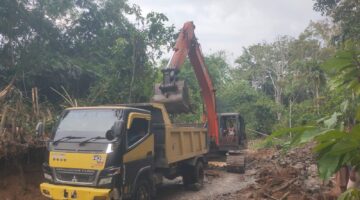 Babinsa Bersama Anggota Satgas Pra TMMD ke 130 Kodim 0108/Agara Gotong Royong Timbun Jalan Dengan Sirtu