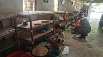 Babinsa Kunjungi Pengrajin Tempe, Wujud Dukungan TNI Terhadap UMKM dan Ketahanan Pangan