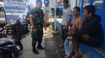 Dekat Dengan Rakyat, Babinsa Koramil 14/PB Komsos dengan Sopir Angkot di Pancur Batu, Himbau Tertib Berlalu Lintas 