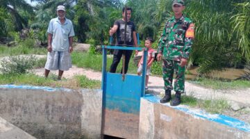 Serda Dodi Irwansyah Bersama Ketua Kelompok Tani Mekar Jaya Cek Kondisi Pintu
