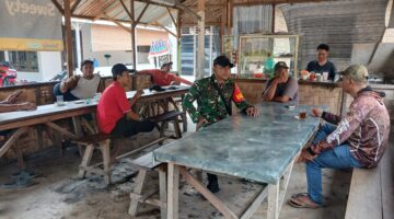 Babinsa Tingkatkan Kedekatan dan Mensosialisasikan Rekrutmen Prajurit TNI ke Masyarakat