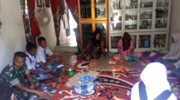 SEBAGAI WUJUD KEPEDULIAN KEPADA WARGA, BABINSA MENJENGUK WARGA YANG MENGALAMI MUSIBAH