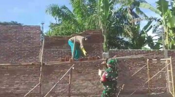 Babinsa Bantu Pembangunan Rumah Warga Di Desa Binaan