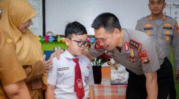 Sambangi SDN Gunung 01, Kapolda Metro Jaya Ajak Siswa Biasakan Tertib dan Saling Peduli
