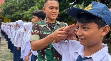 Tanamkan Kedisiplinan Sejak Dini, Yonif TP 951/PM Bersama Koramil 07/Rambatan Latih PBB Siswa – Siswi SMPN 03 Rambatan 