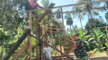 Anggota Satgas TMMD Reguler ke 130 Kodim 0108/Agara Terus Kebut Pekerjaan RTLH Ibu Pekerjaan Rangka Rumah Mulai Dikerjakan