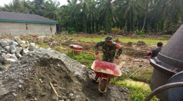 Babinsa Koramil 05/DM Bersama Warga Gotong Royong Bangun Pondasi Rumah di Tengah Kebun Sawit